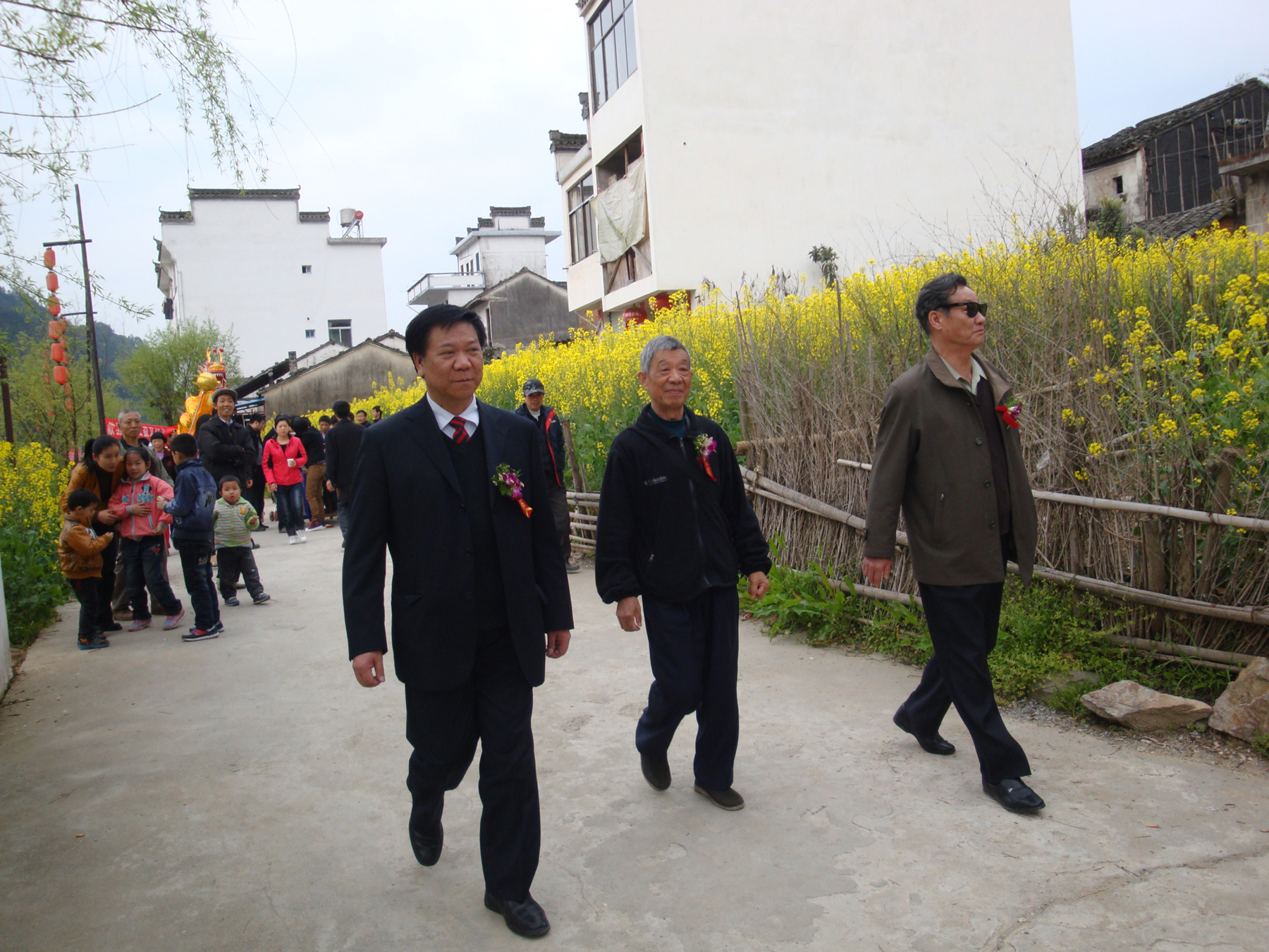 汪承兴、汪明裕、汪江淮等三位会长赴活动地点