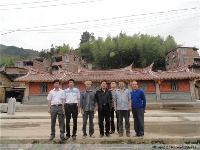 从右到左汪双英、汪乃涛、汪建艺、大风、汪千峰、汪济圣、汪祖尚在美新宗祠前合影