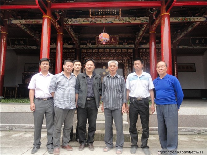 从右到左汪双英、汪济圣、汪千峰、大风、汪建艺、汪乃涛、汪祖尚在美新宗祠合影