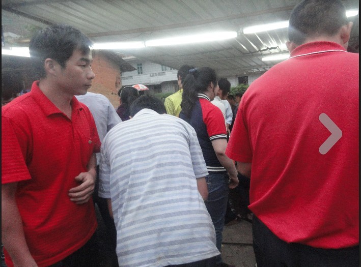 参观繁荣的霞春茶叶市场