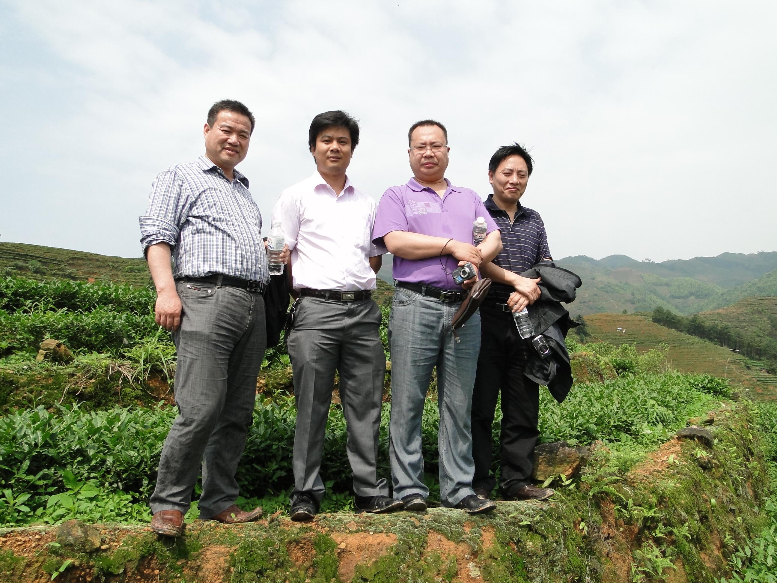 基地最高峰海拔1200米合影