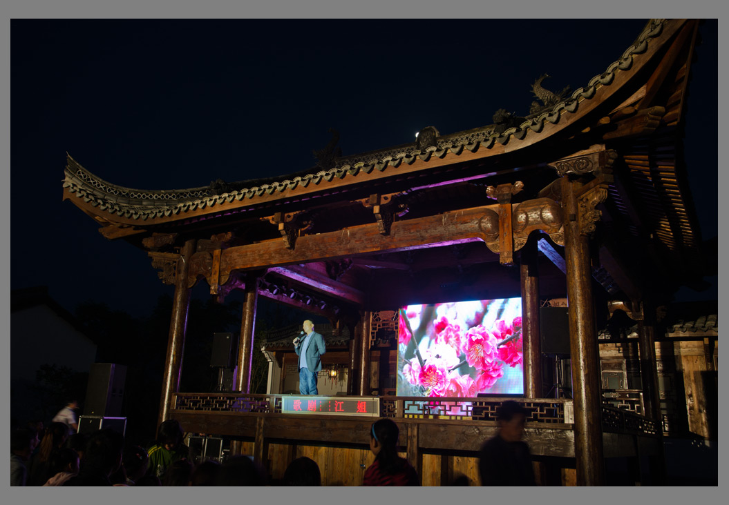 演出之前，村支书致辞。