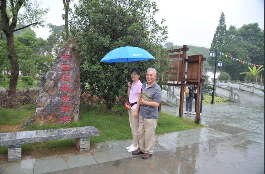 在宗祠的广场前留影