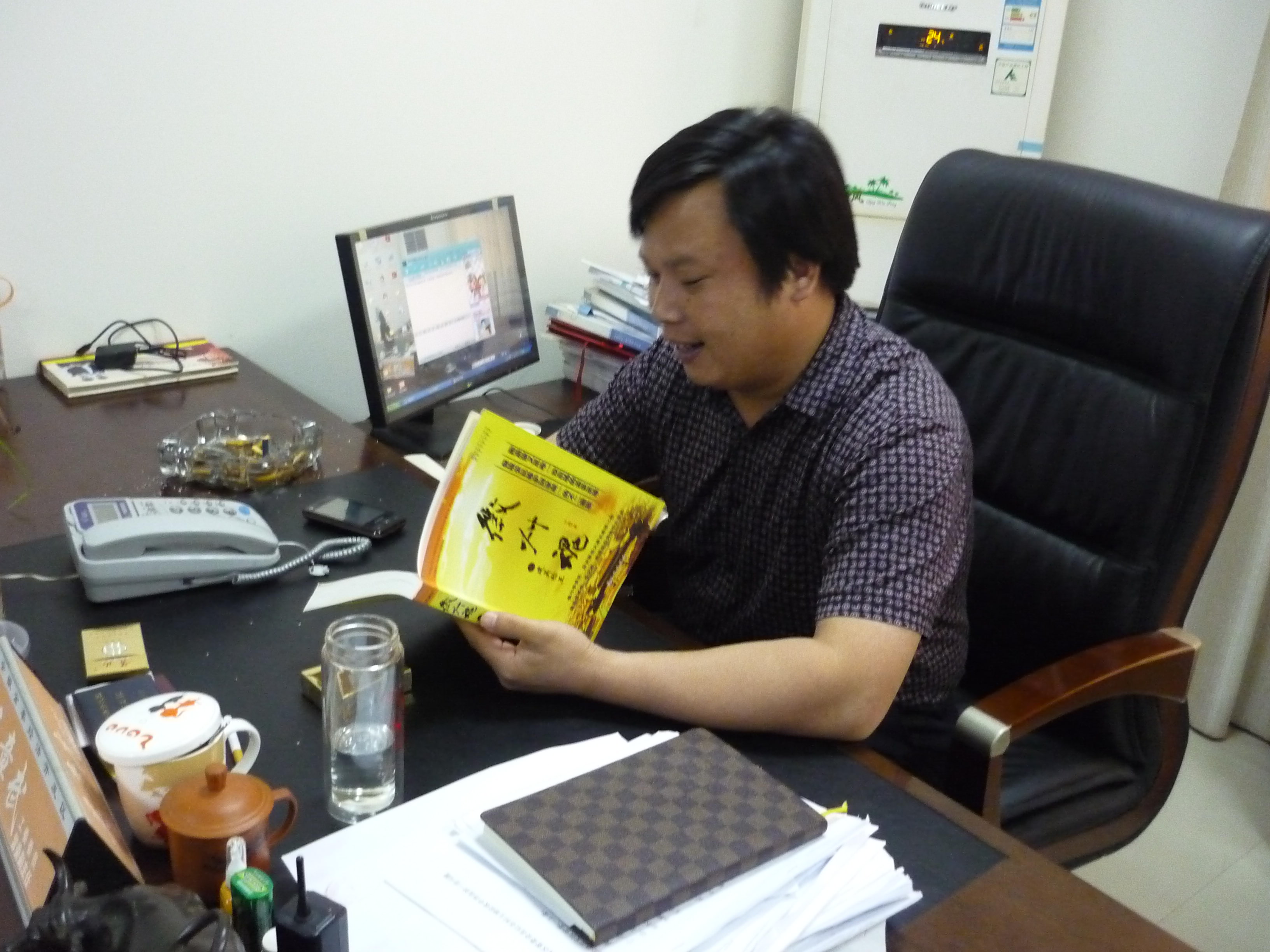 金寨开发区管委会主任吴章武拜读《徽州魂》