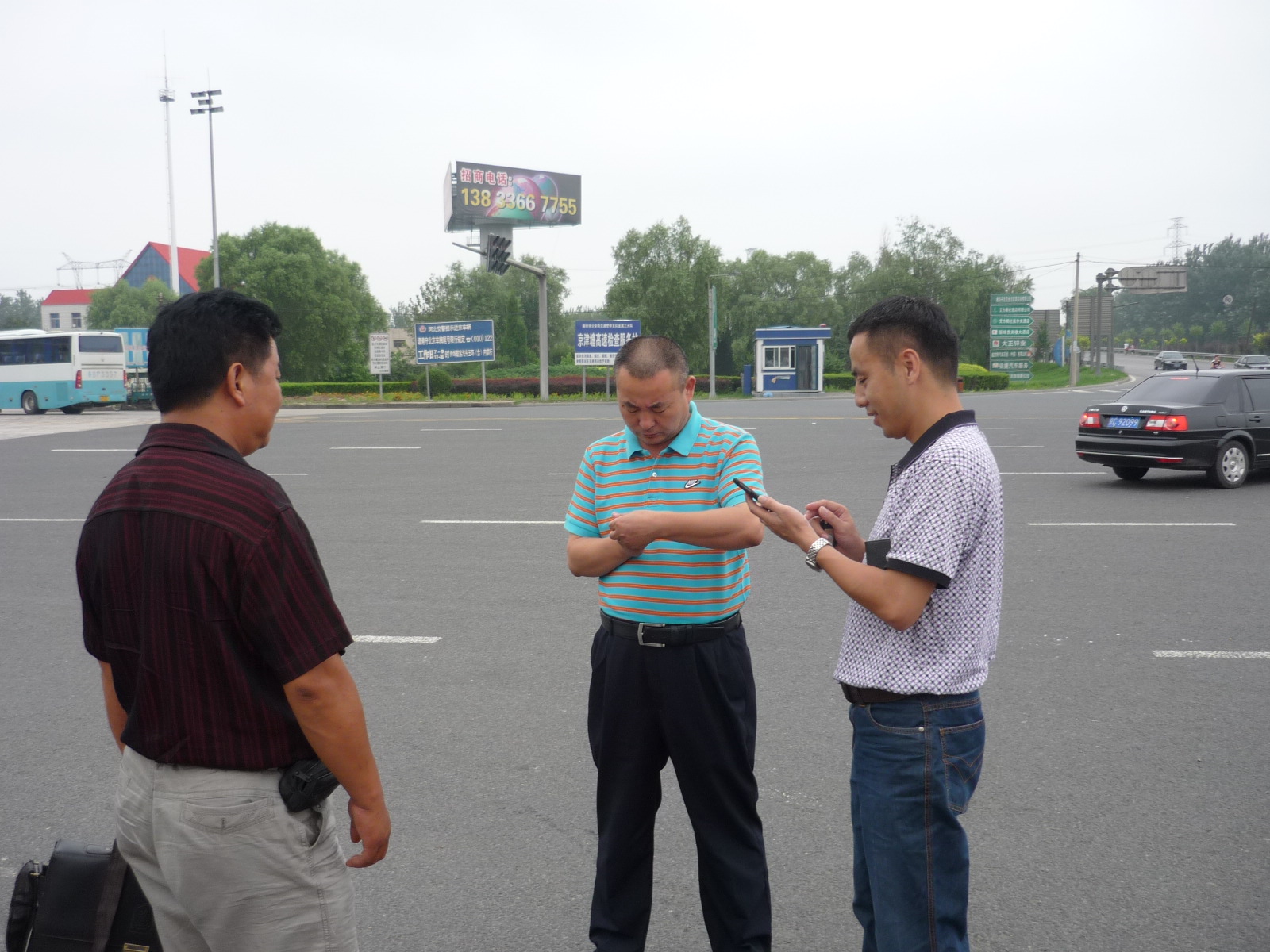 下午汪锋送我俩到河北廊坊、在高速路口汪涛与汪锋互留电话