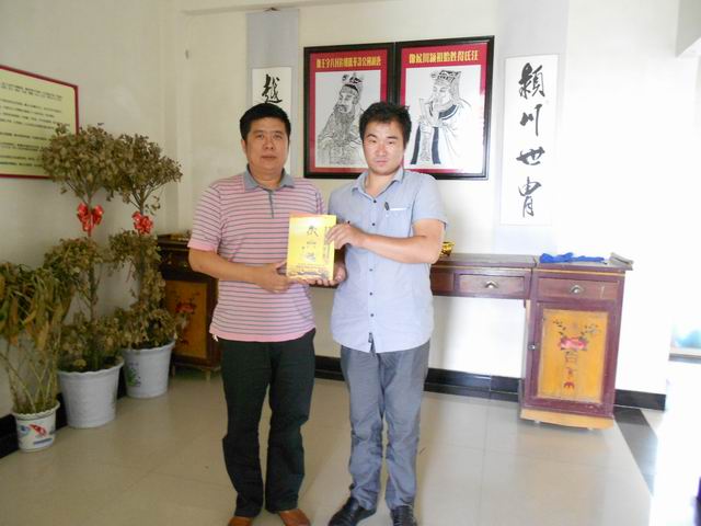 我给加顺本家赠书