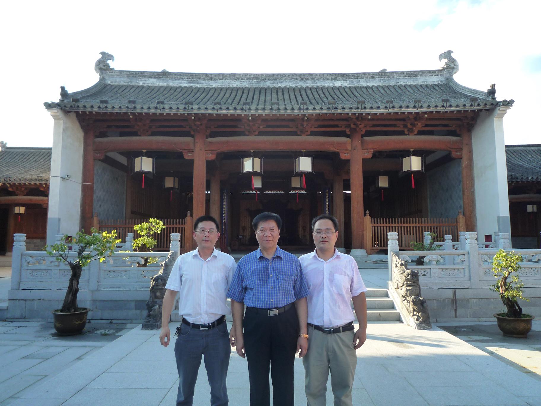 汪承兴同安徽大学徽学研究中心胡中生副主任、安徽省社科院陈瑞博士合影