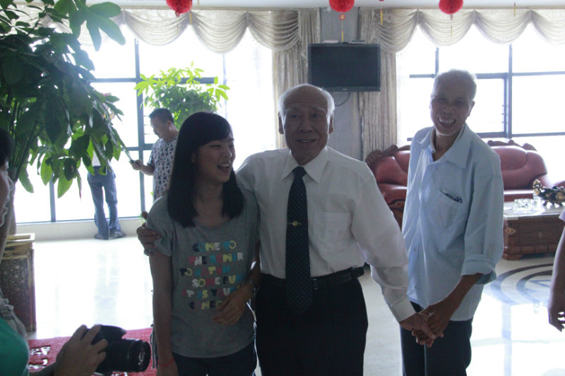 1.总召集人、台胞、87岁的汪云裳与汪光武的女儿及宗亲合影。汪云裳先生与光武、光程的女儿在一起。左为光武
