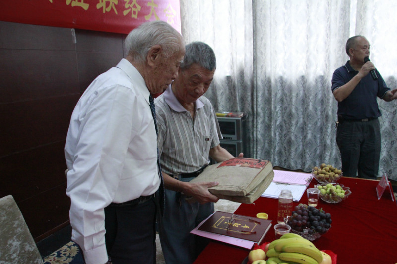 6.黄山市汪华文化研究会会长与汪云裳先生接受江西永新汪九先送呈的族谱。