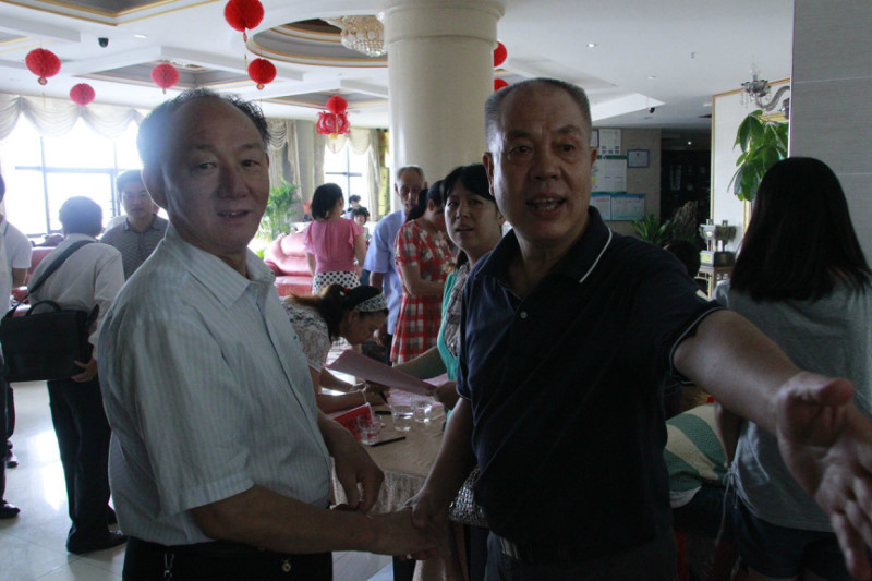 2.总联络人、会议总策划、主持人、原株洲市政协秘书长汪世维与原醴陵市副市长汪克云（左）合影。