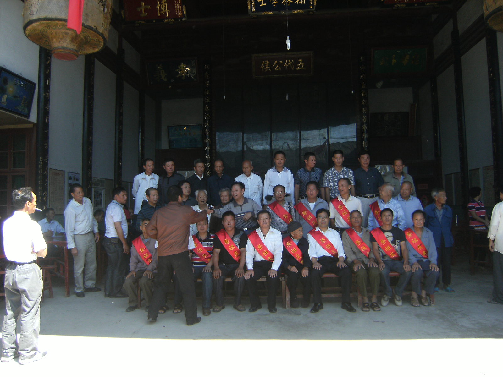 各地宗亲在宗祠内就餐