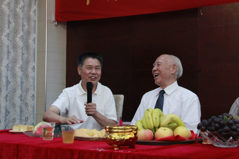 汪太理与汪云裳在一起。