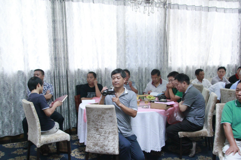 .汪氏通宗世谱编委、湖北仙桃的汪新才与会，并进行摄像。