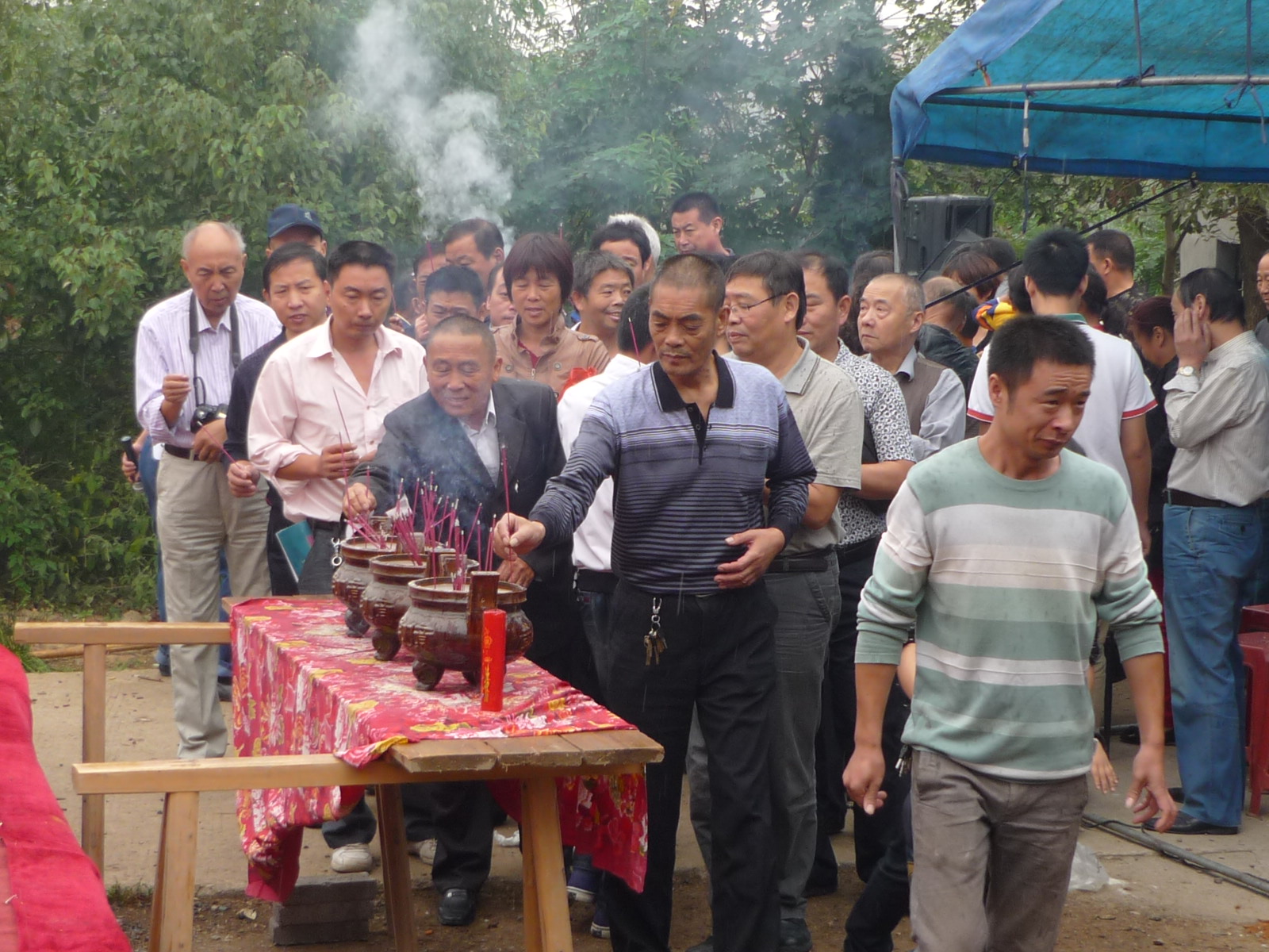 振文挂像机给先祖上香