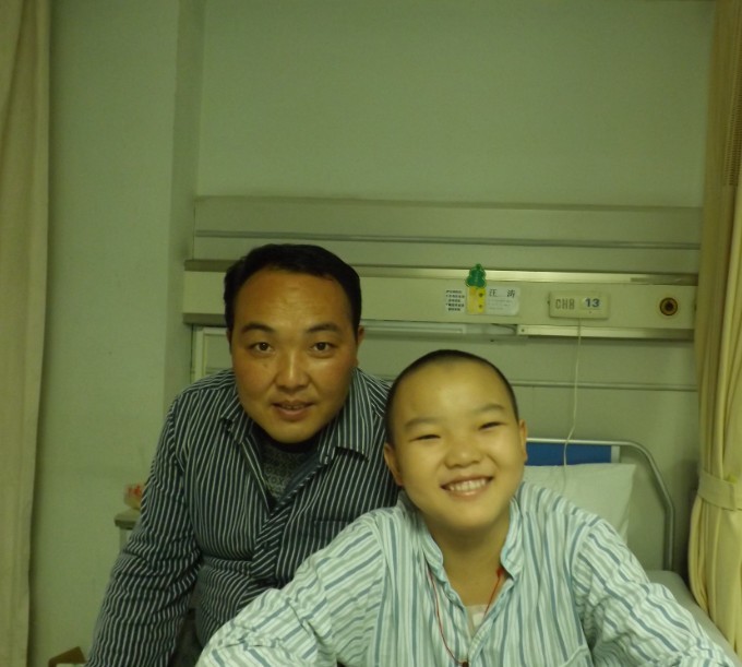 小汪濤與爸爸在病房