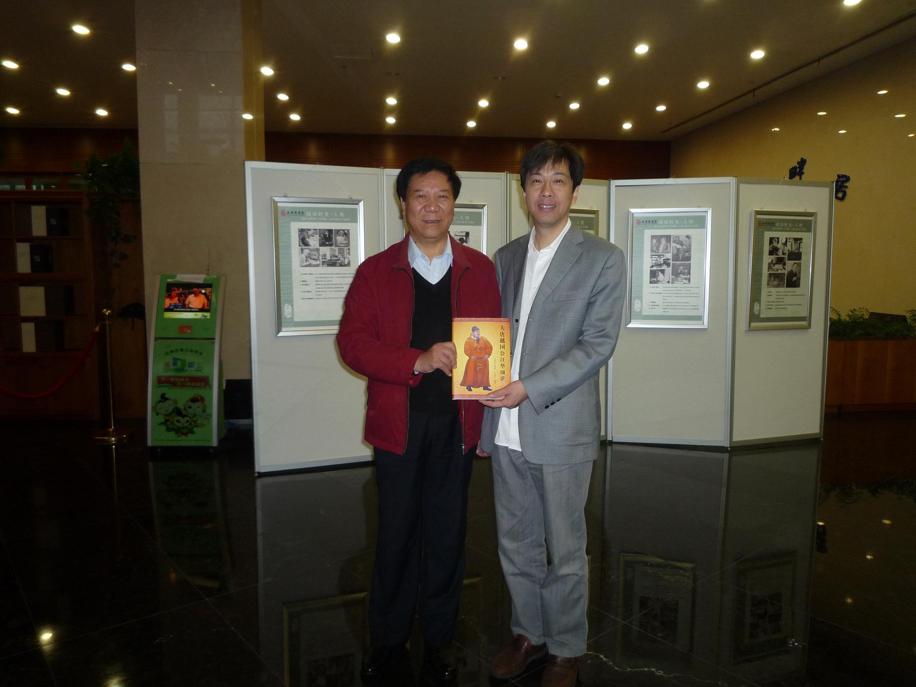 褚树青馆长接受赠书