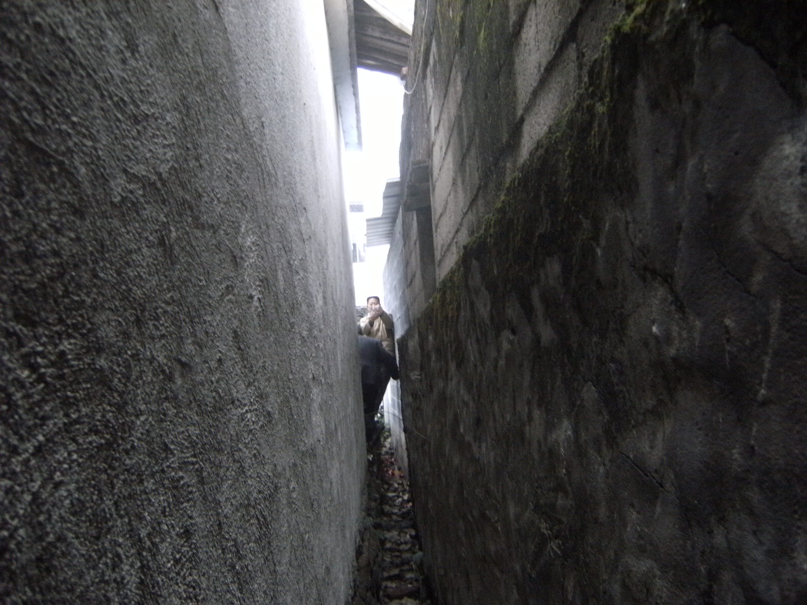 只有一条很窄的（约30公分）的缝隙可进