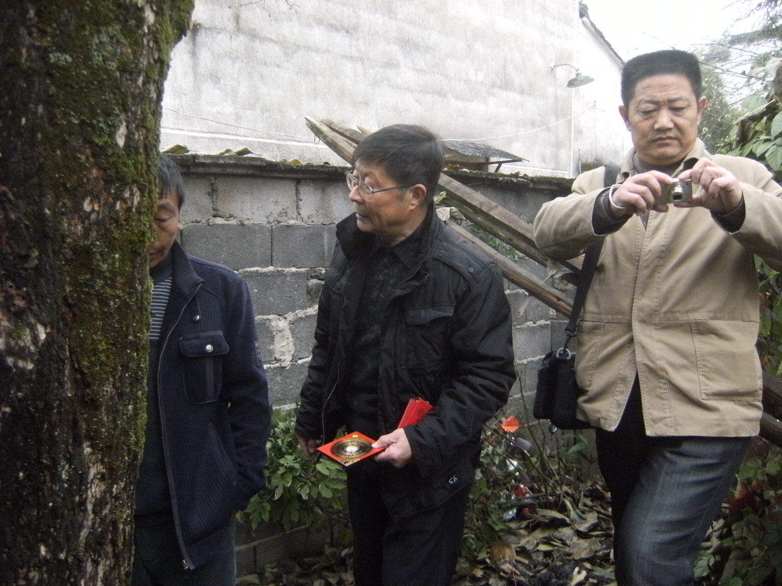 到绩溪县实地考察了解爽公墓情况的有关图片 034.jpg