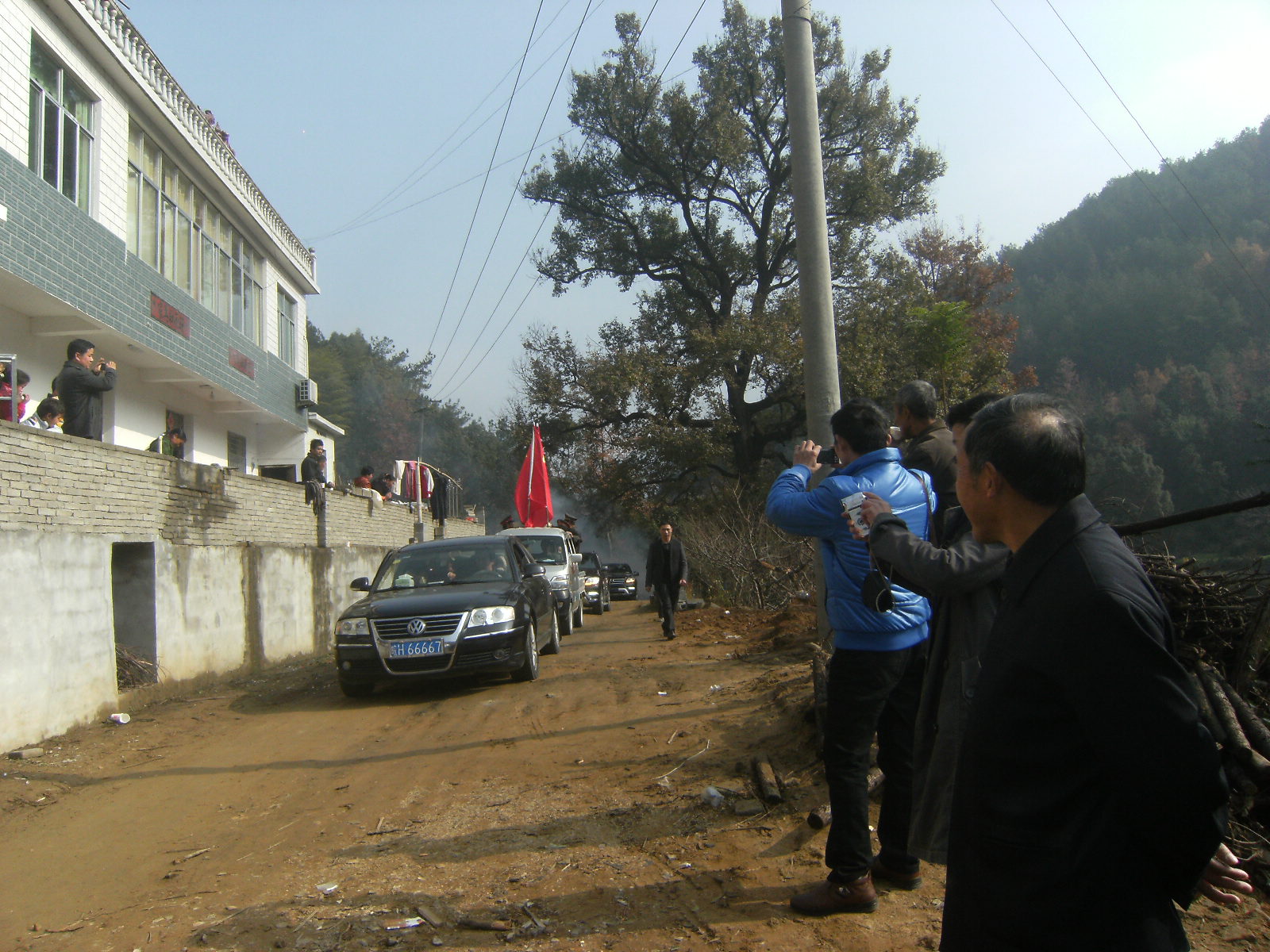 迎接汪树华的车队