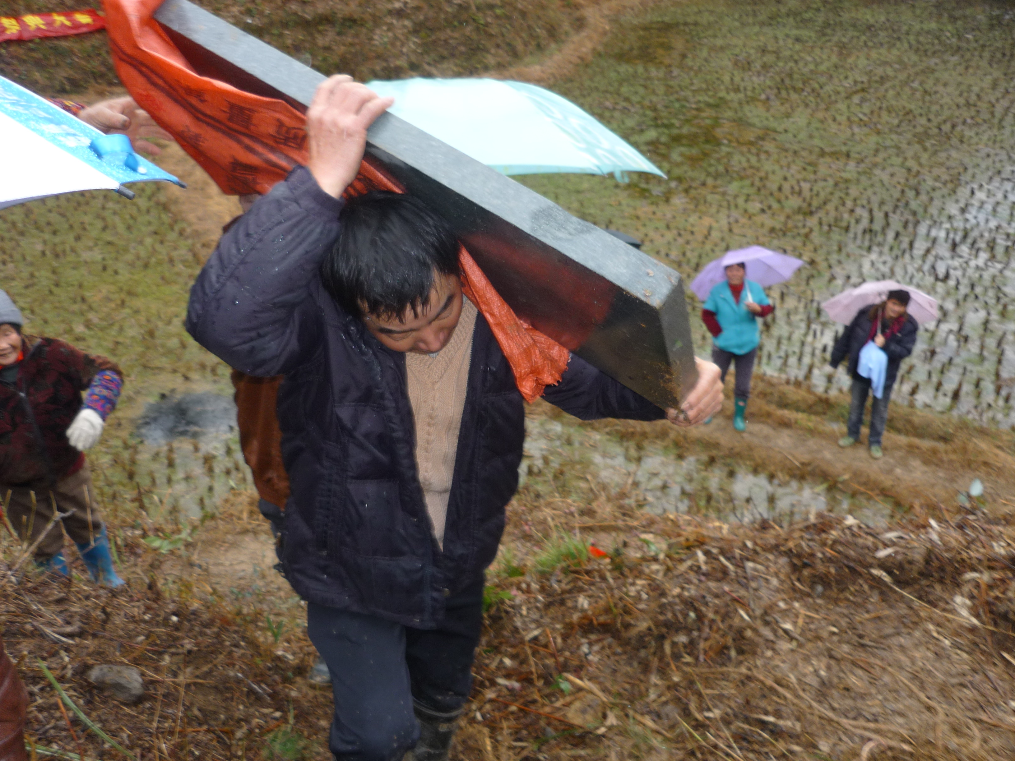 汪家大力士---我和盛功抬一块大理石路上歇了二次（料场到墓地有三华里羊肠小路！）