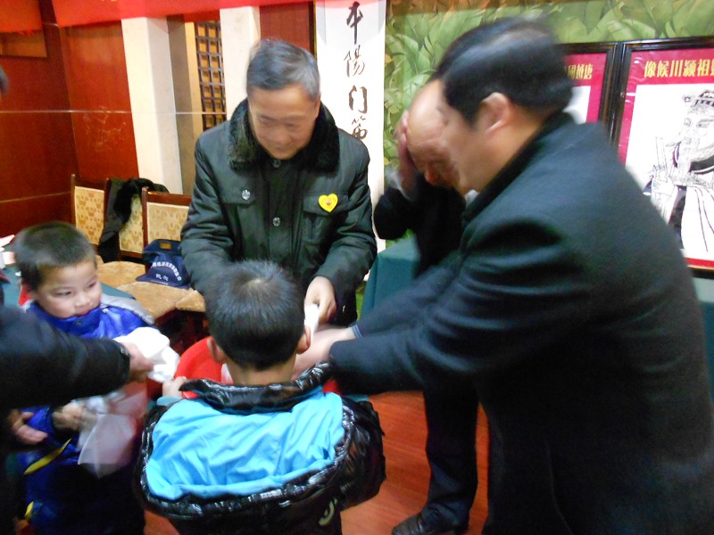 童男子献净水净巾