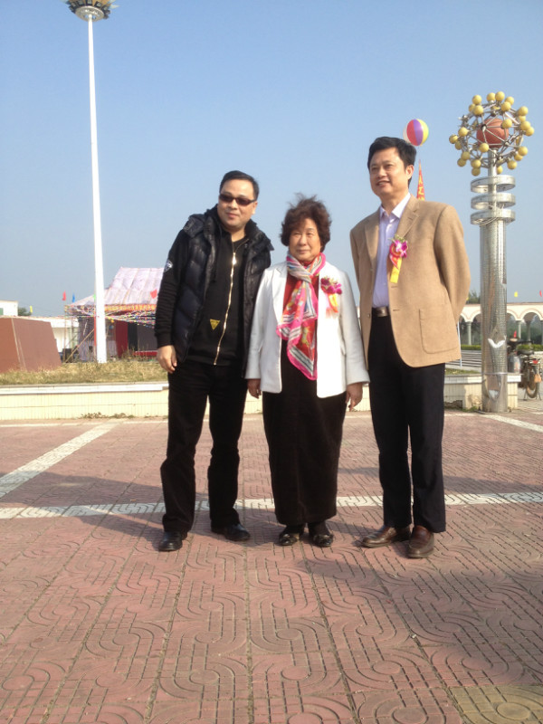 我（左）與銘珊姑姑（中）科元大哥（右)合影