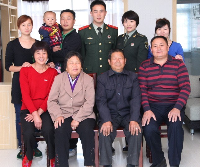 胖子道生祝全国汪氏汪氏宗亲万事如意、合家欢乐！（后排右3我家儿(汪乃柱94世)、右2我家儿媳(王蕾)、右1我