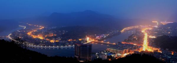 美丽的山城----梅山夜景！