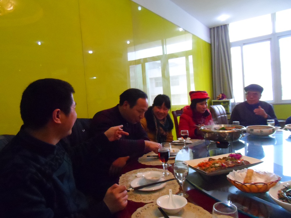 亲人相见，欢声笑语