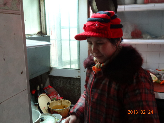 振亮夫人在厨间操劳，满面春风的招待宗亲