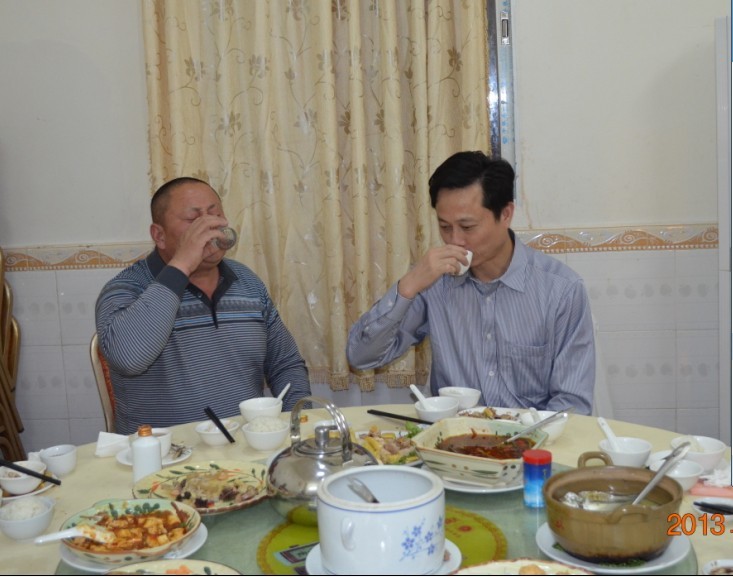 边吃边谈我与汪家五年来好多故事，深深一大杯汪家美酒，欢迎科元会长及广东汪氏宗亲朋友们来金寨投资旅游观
