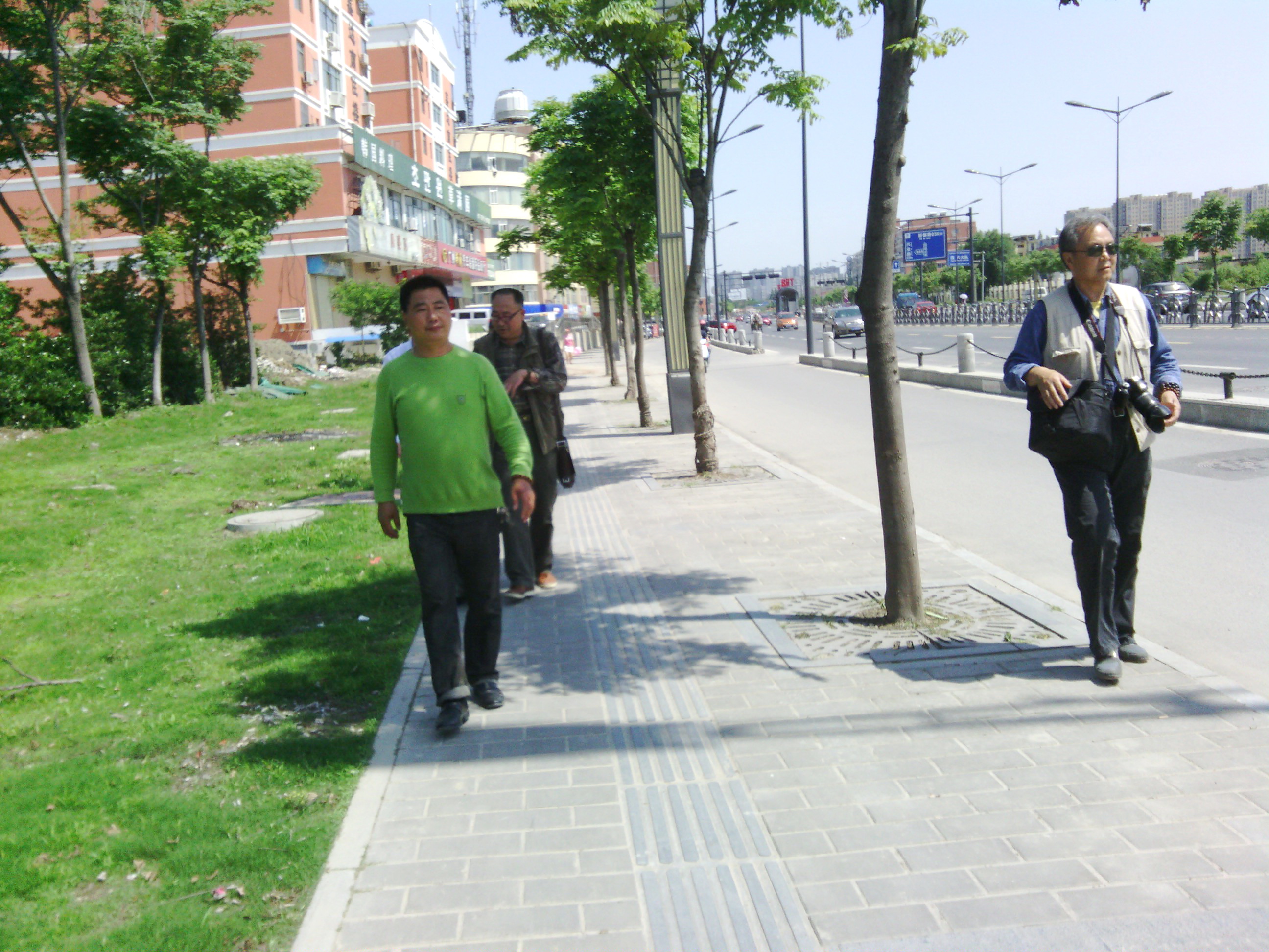 去博物馆，右边是沈老师