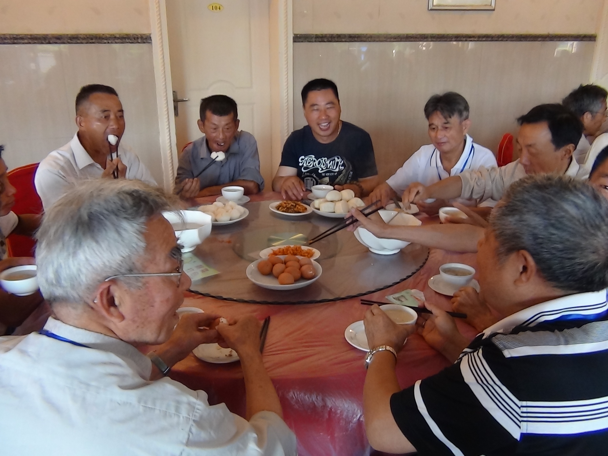 7点30分大家吃早餐