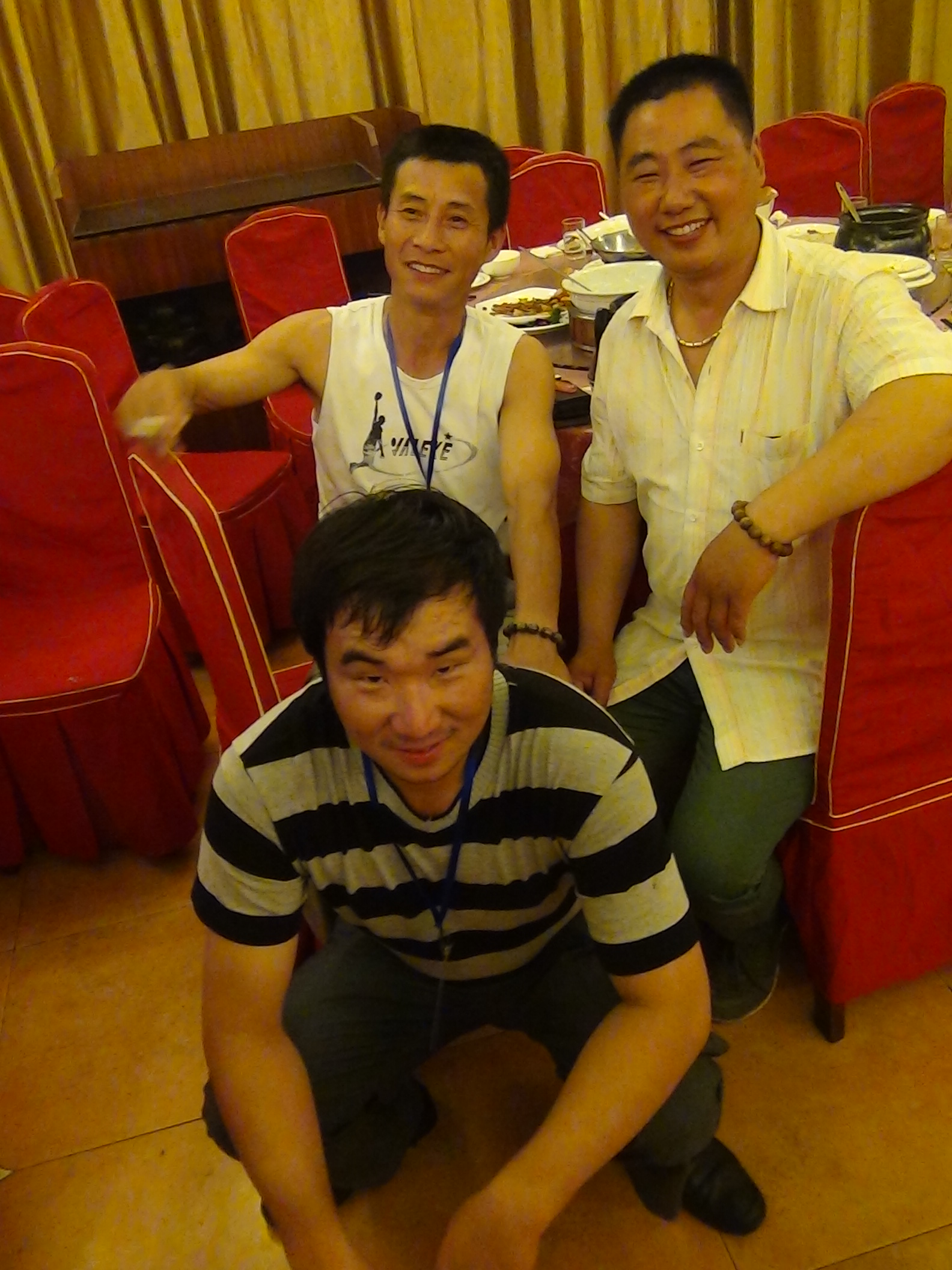 三个小伙子海棠、明才、子涵非要来一张；见证这美好日子