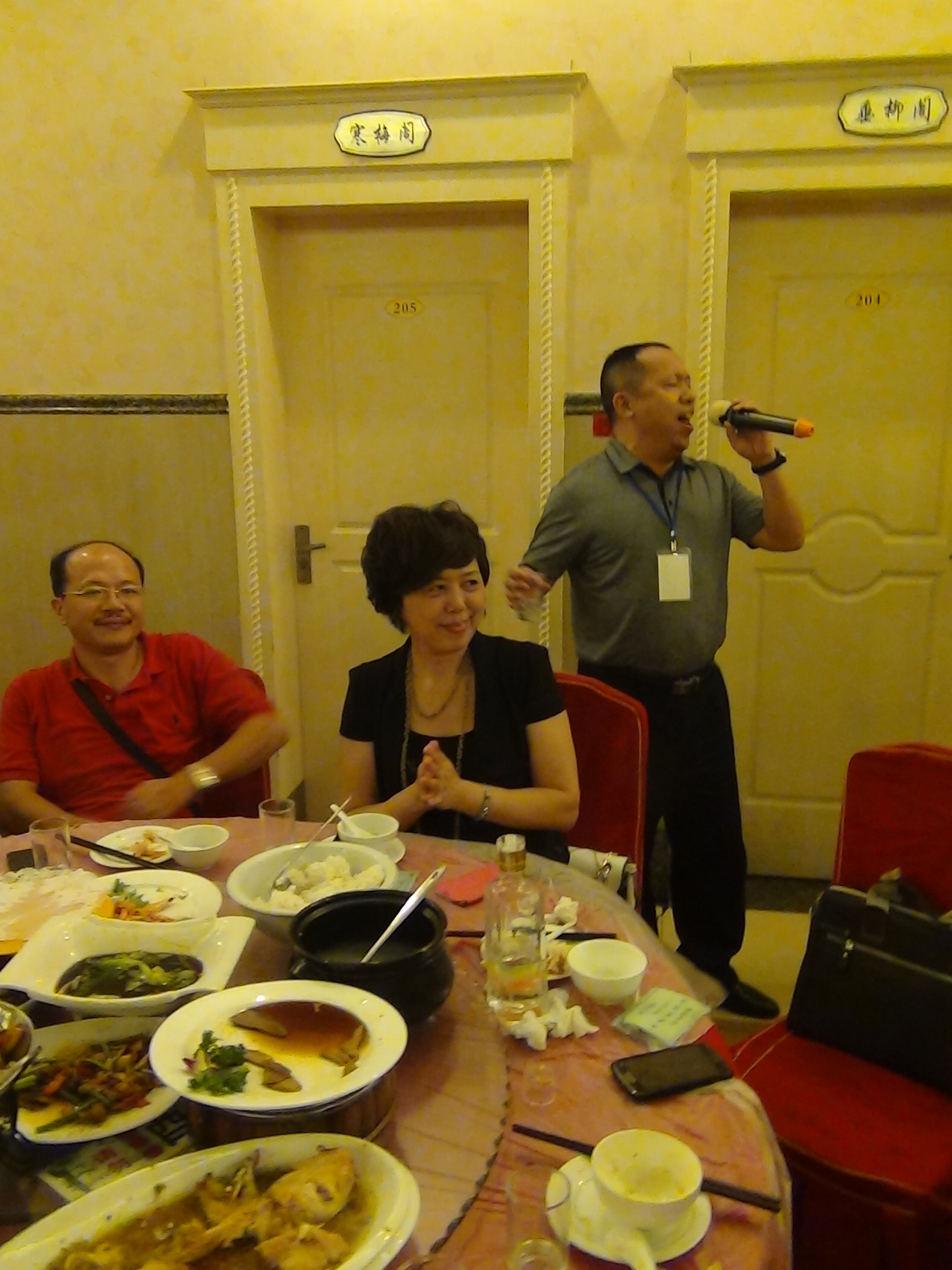 才华一首(敢问路在何方)把晚宴推向高潮！