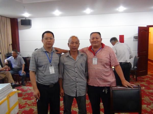 中间就是温州龙湾代表汪德韬