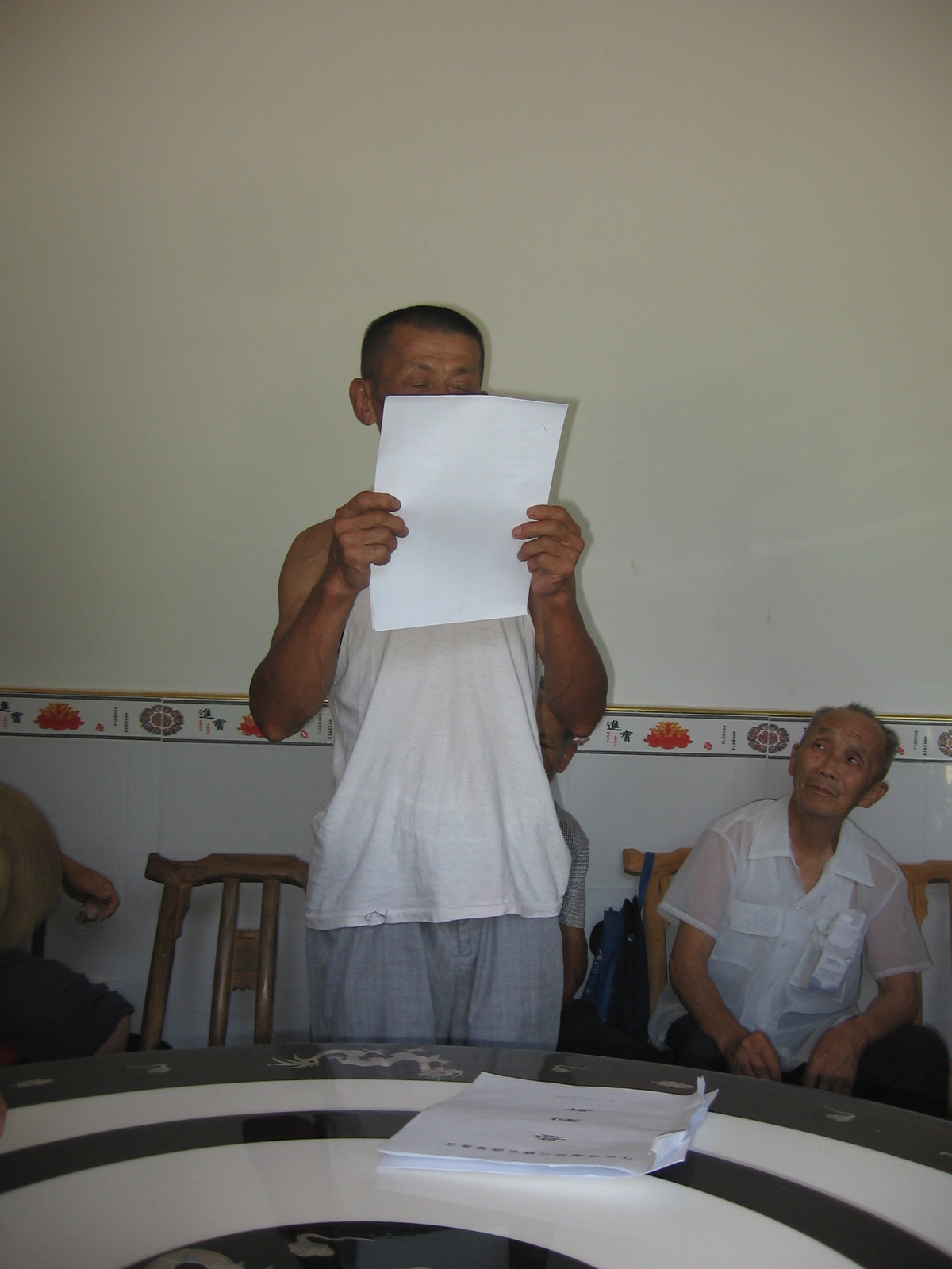 汪志兵宣读清源堂公开信。