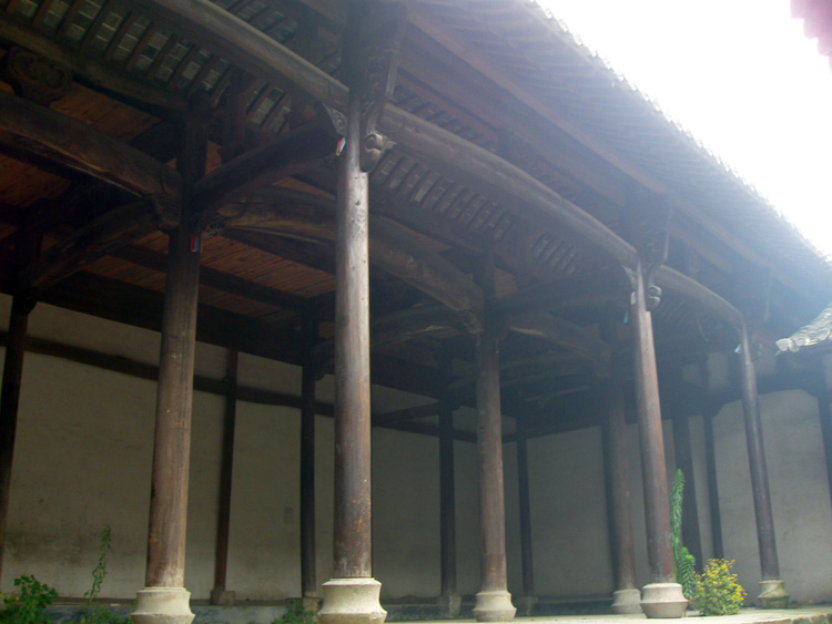 祖祠后寝的柱子全是清一色千年不蚀的楠木所建。