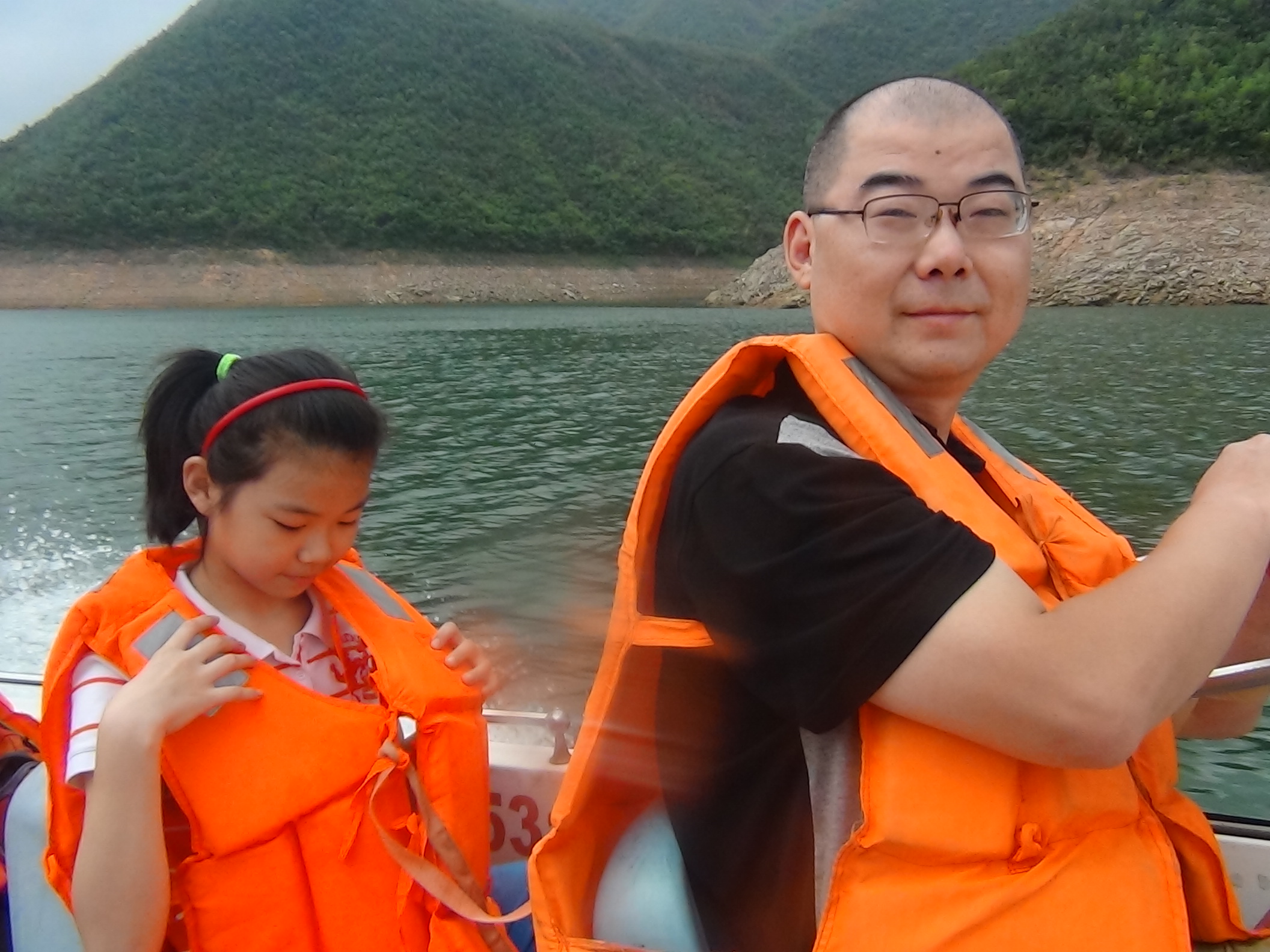 安全防水衣父女同穿上