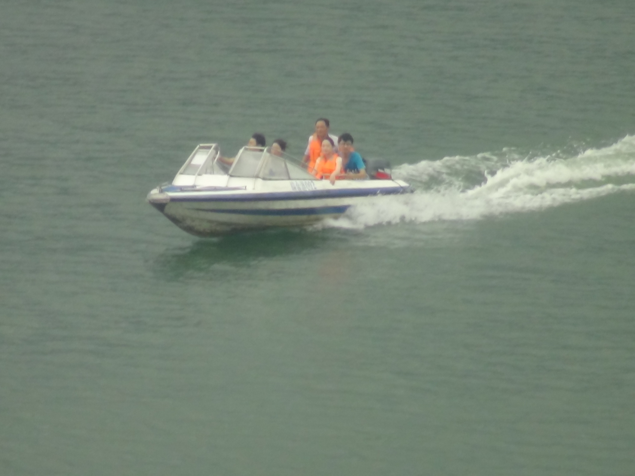 摩托艇奔驰在湖面上