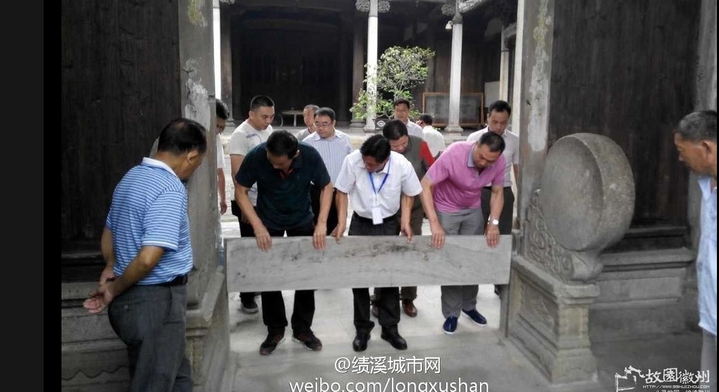 乡亲们在祠堂准备迎接