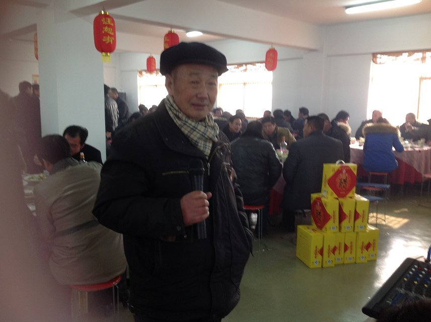 88世老人汪锦平在唱歌