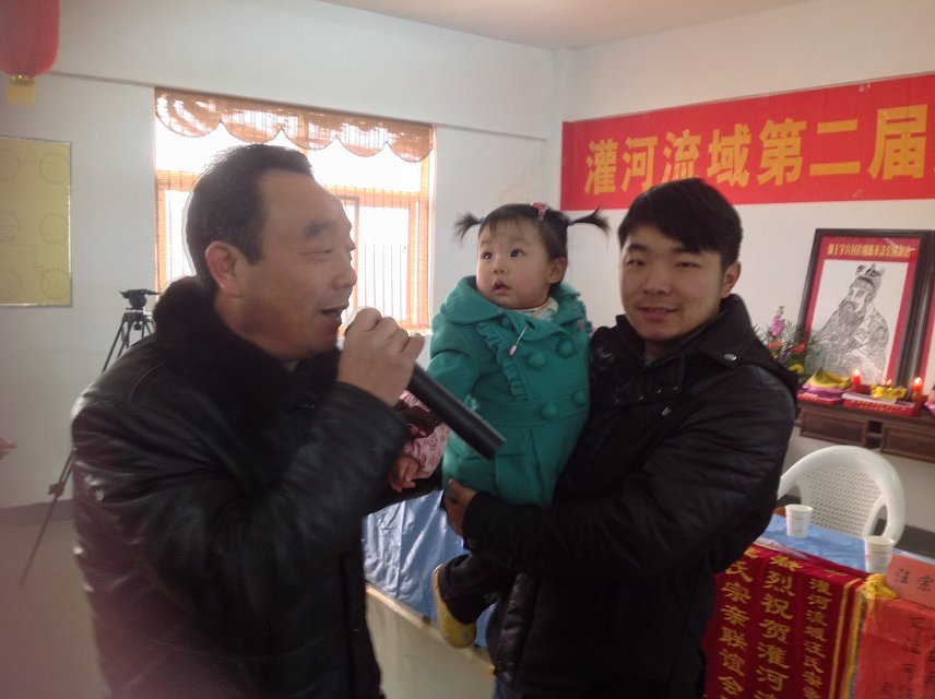 汪恕有醋厂的老总汪宗遂在唱歌