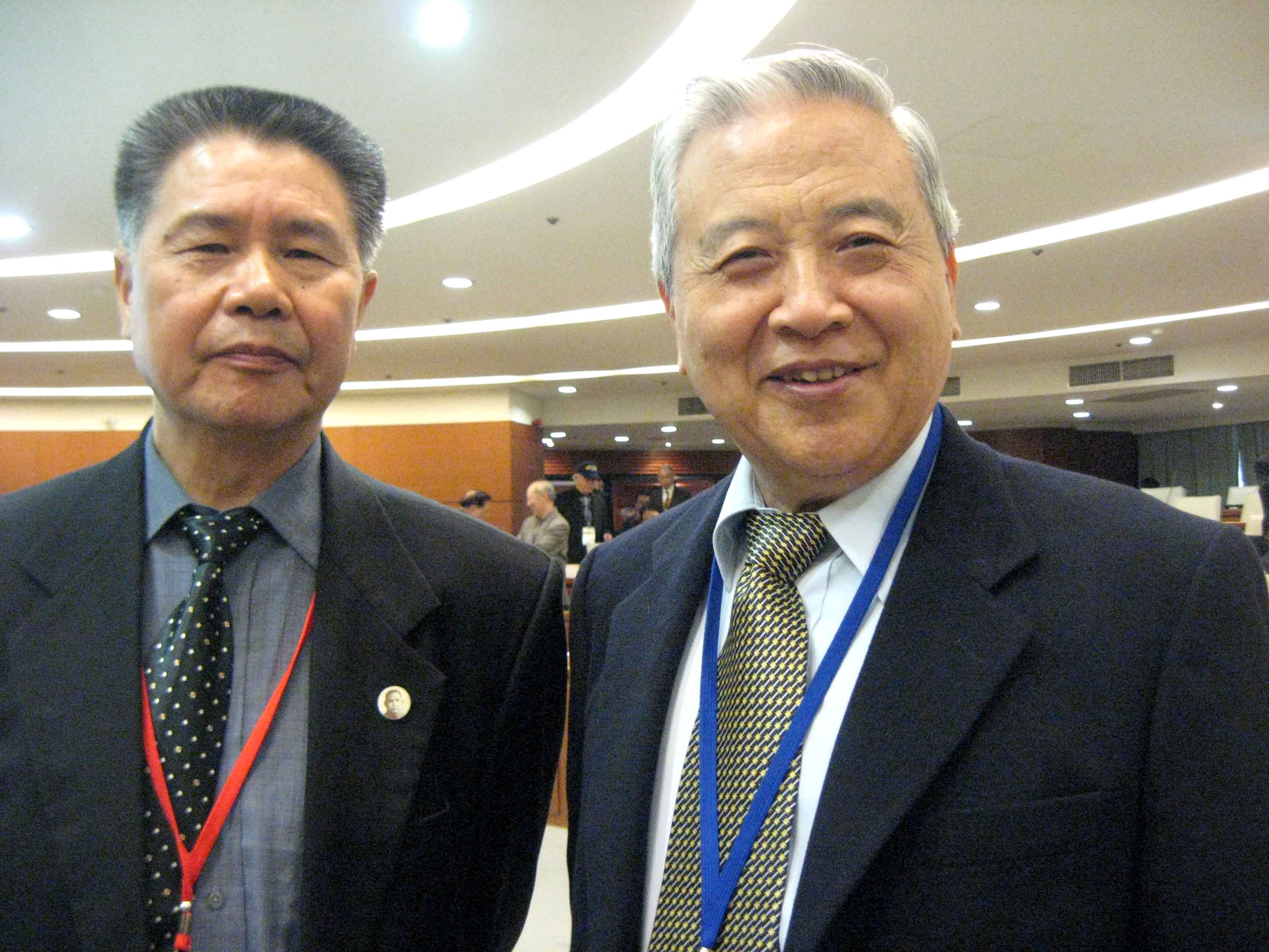 汪太理教授与台北市政府顾问、台湾大学吴文希教授（右）合影