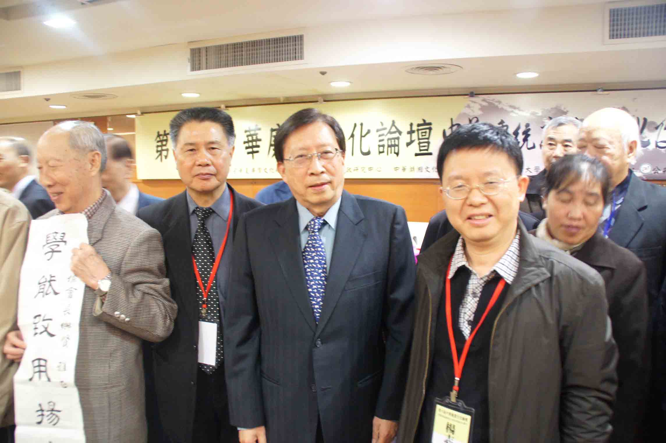汪太理（左二）与参加第六届中华廉洁文化论坛的台湾中华文化总会会长刘兆玄先生（左三）合影