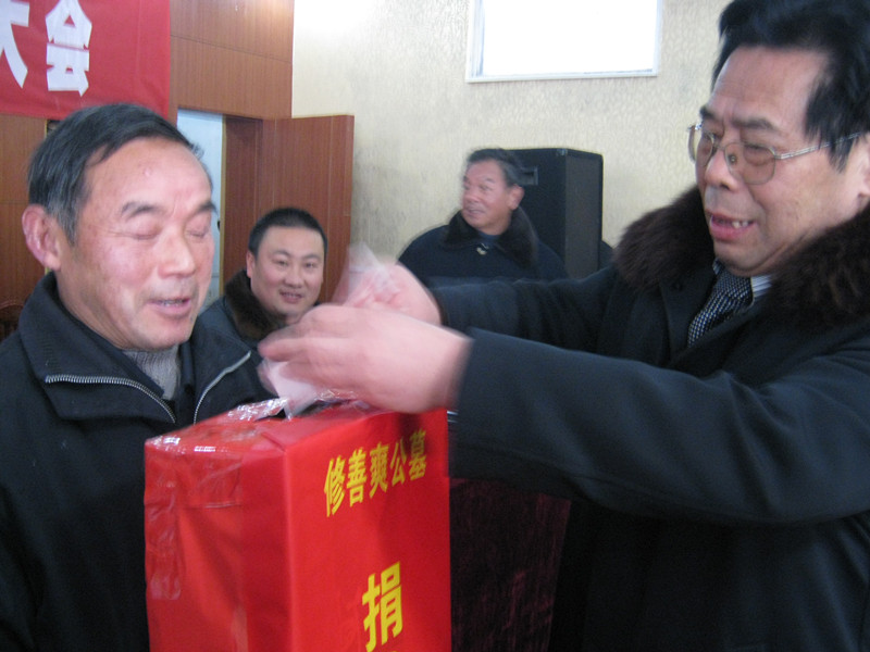 汪丛芳在为爽公墓修葺捐款