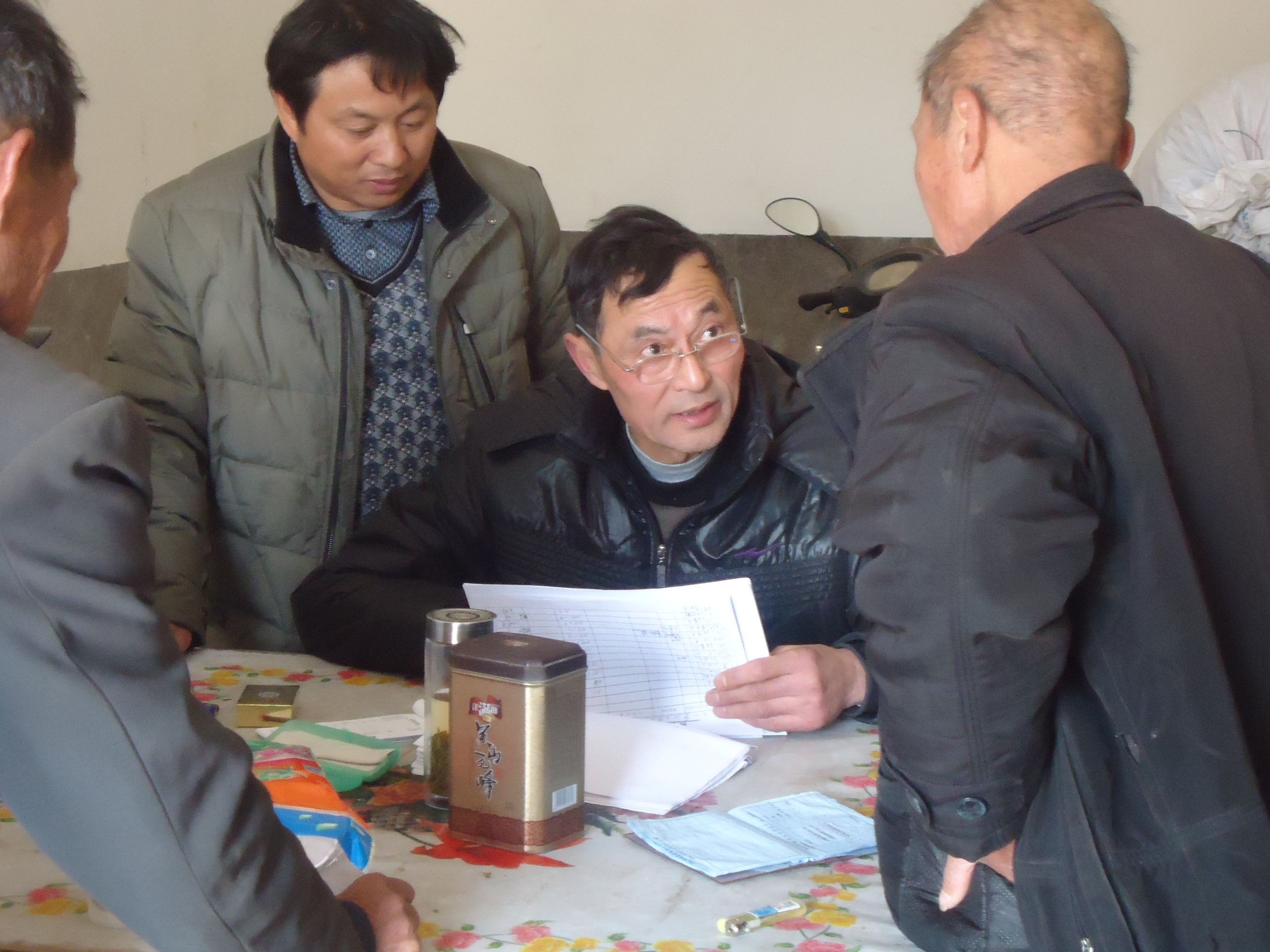 汪廷柱在填写续谱登记表