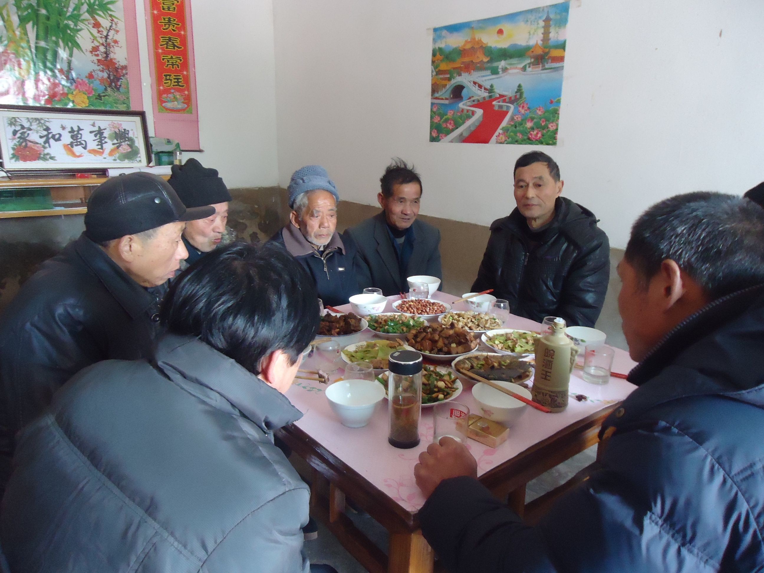 宗亲准备丰盛的午餐招待两位续谱办理事长