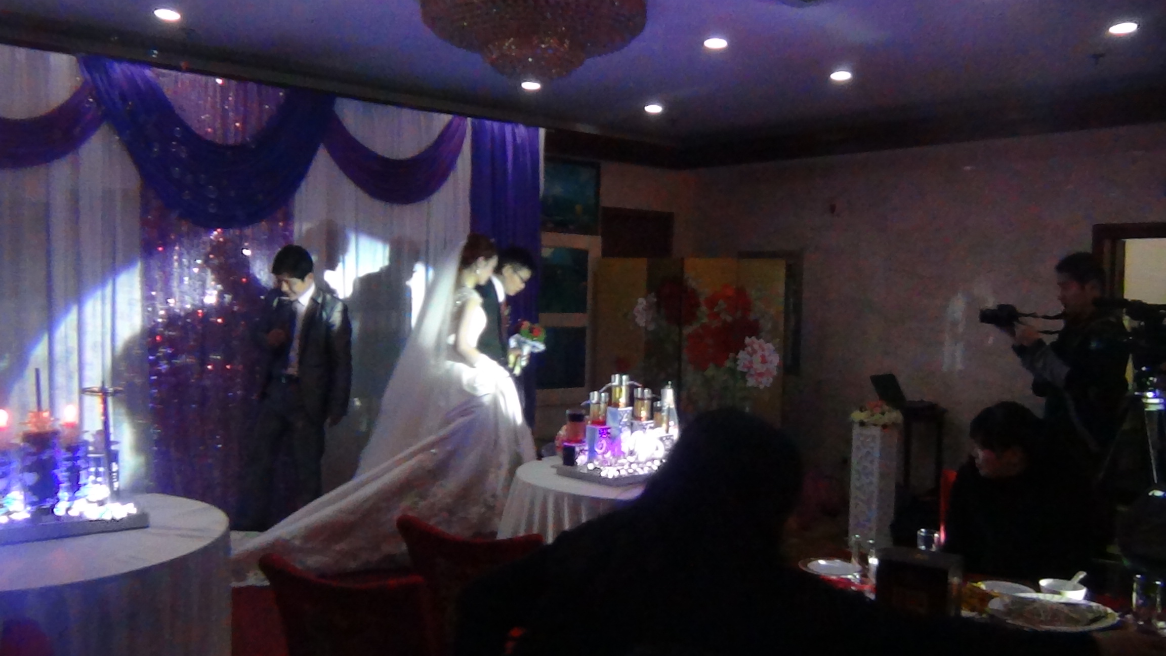 王锐先生与汪洋女士结婚庆典仪式礼成全场起立鼓掌。