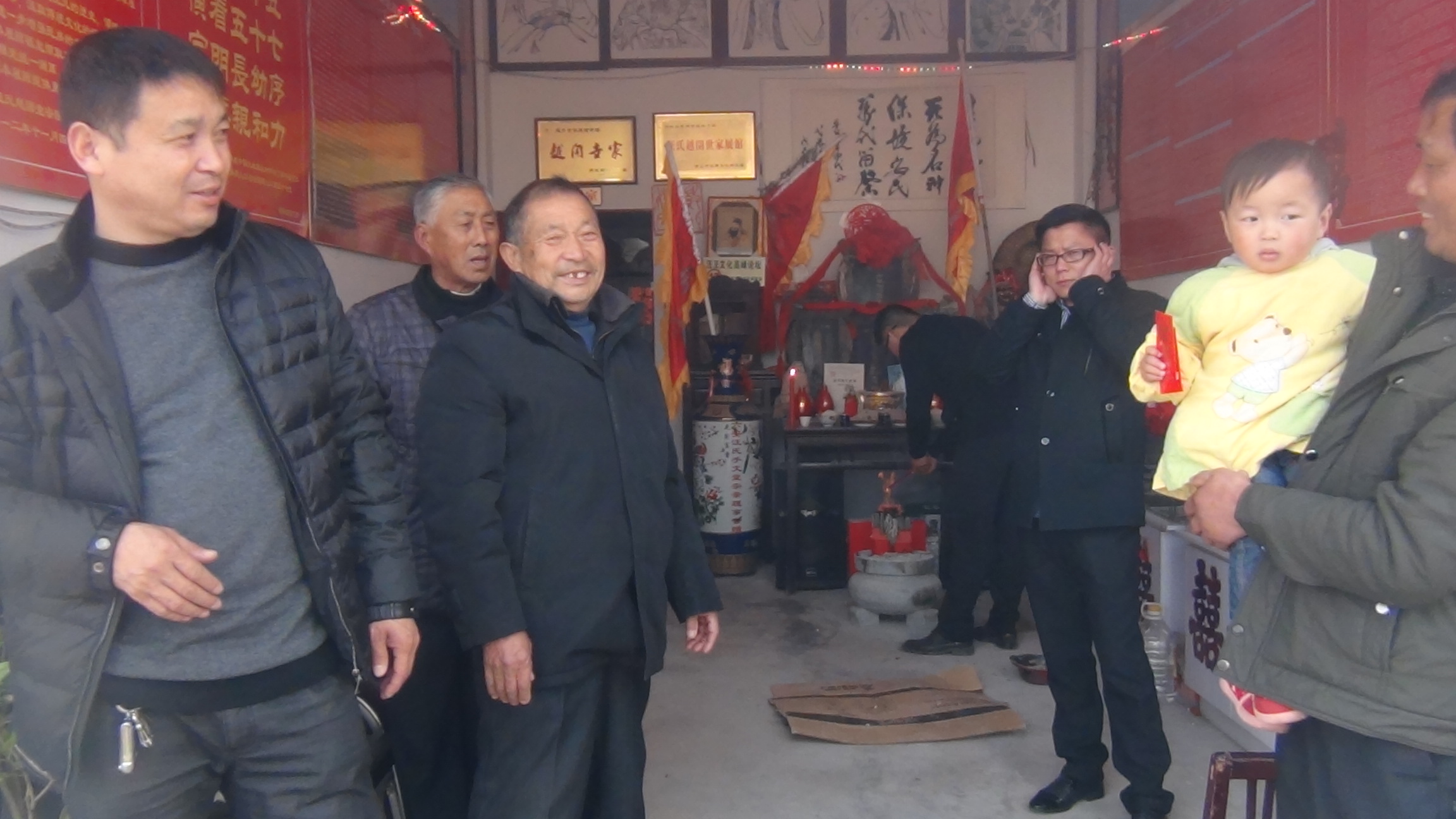 展馆给小朋友发平安红包。